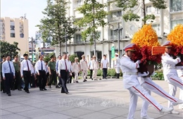 Tổng Bí thư, Chủ tịch nước Tô Lâm dâng hoa trước tượng đài Bác Hồ tại TP Hồ Chí Minh