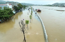 Lũ sông Hồng dâng cao, tràn vào đường phố Lào Cai