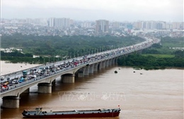 Giao thông Hà Nội nhiều điểm ngập sâu, cầu Vĩnh Tuy ùn ứ