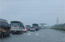 Cao tốc Pháp Vân - Cầu Giẽ đoạn Km191-Km192m ngập sâu, phương tiện hạn chế đi qua