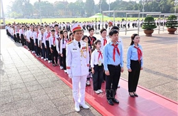 Đoàn đại biểu trẻ em tiêu biểu toàn quốc vào Lăng viếng Chủ tịch Hồ Chí Minh