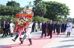 Chủ tịch Quốc hội đặt vòng hoa tại Đài tưởng niệm các liệt sĩ vô danh Lào