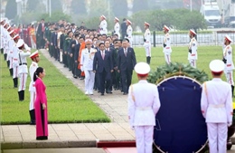 Đại biểu Quốc hội vào Lăng viếng Chủ tịch Hồ Chí Minh