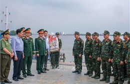 Lãnh đạo thành phố Cần Thơ thăm các đơn vị trực Tết, kiểm tra trận địa pháo hoa tầm cao