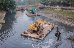 Động viên tinh thần công nhân lao động tại dự án nạo vét sông Tô Lịch