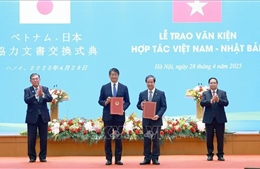 Hai Thủ tướng Việt Nam, Nhật Bản chứng kiến ký kết và trao đổi văn kiện hợp tác giữa hai nước