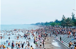 Du khách nườm nượp đổ về biển Cửa Lò trong ngày nghỉ lễ