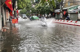 Ngập úng cục bộ nhiều điểm trên các tuyến phố Hà Nội mưa lớn kéo dài