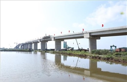 Hợp long cầu vượt sông Đáy trên trục đường bộ ven biển nối Ninh Bình và Nam Định