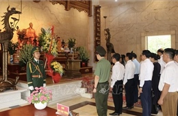Dâng hương, hoa tưởng nhớ Chủ tịch Hồ Chí Minh