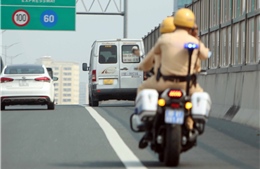 Cảnh sát giao thông hỗ trợ dẫn đường xe taxi chở người bị tai nạn đi cấp cứu kịp thời