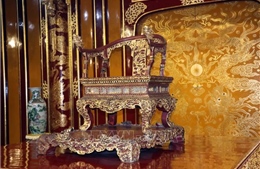 Một người tự ý xâm phạm ngồi trên ngai vàng ở Điện Thái Hòa