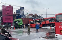 Xe đầu kéo va chạm xe khách tại Thủ Dầu Một, 4 người bị thương