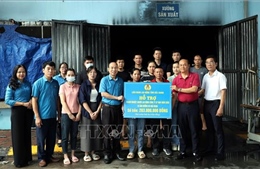 Trao kinh phí hỗ trợ người lao động bị ảnh hưởng do hỏa hoạn