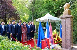 Thủ tướng Phạm Minh Chính dâng hoa tưởng niệm Chủ tịch Hồ Chí Minh tại Montreuil, Pháp
