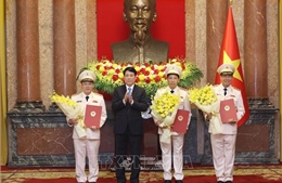 Chủ tịch nước Lương Cường trao quyết định thăng cấp bậc hàm Thượng tướng cho lãnh đạo Bộ Công an