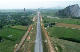 Dồn lực thi công hạng mục cuối cùng cao tốc Vạn Ninh - Cam Lộ