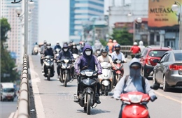 Người dân Hà Nội chống chọi với nắng nóng gay gắt đầu tháng 7