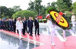 Lãnh đạo Đảng, Nhà nước dâng hương tưởng niệm các Anh hùng liệt sĩ và vào Lăng viếng Chủ tịch Hồ Chí Minh
