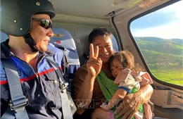 Trực thăng Quân đội bay cứu nạn thành công 8 người dân bị cô lập do mưa lũ tại Sơn La