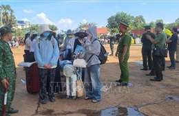 Tiếp nhận 353 công dân Việt Nam do phía Campuchia trao trả