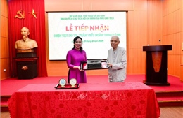 Khu Di tích Phủ Chủ tịch tiếp nhận hiện vật do người cận vệ trung thành của Bác Hồ trao tặng