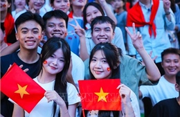 Ấm lòng những bước chân diễu binh trong vòng tay nhân dân