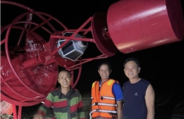 Người dân Quảng Trị trục vớt được phao tiêu hàng hải lớn trôi dạt vào bờ biển