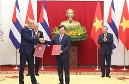 Lãnh đạo cấp cao hai nước Cuba và Việt Nam chứng kiến Lễ trao các Văn kiện hợp tác