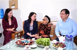 Phó Chủ tịch nước thăm, tặng quà gia đình người có công tỉnh Quảng Ninh