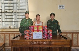 Bắt giữ đối tượng vận chuyển pháo nổ trái phép qua biên giới