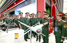 Đại tướng Phan Văn Giang kiểm tra khu trưng bày của Quân đội tại Triển lãm thành tựu đất nước
