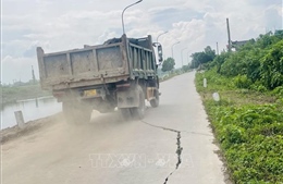 Xuất hiện tình trạng lún, nứt đê sông Nhuệ, sông Duy Tiên