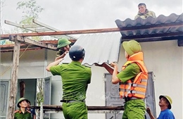 Thủ tướng Chính phủ yêu cầu khẩn trương hỗ trợ nhân dân khắc phục hậu quả bão số 10 và mưa lũ