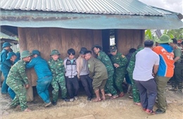Đà Nẵng: Di chuyển nguyên trạng khẩn cấp 7 ngôi nhà ra khỏi vùng sạt lở núi