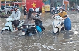 Sáng 2/10, người dân Hà Nội vẫn bì bõm trong &#39;biển nước&#39;