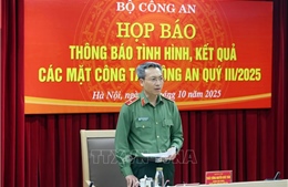 Lực lượng Công an tận tụy giúp đỡ nhân dân trong thiên tai, bão lũ
