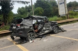 Xe đầu kéo va chạm ô tô con làm 4 người thương vong