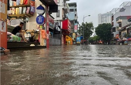 Cuộc sống người dân Thủ đô đảo lộn vì mưa ngập