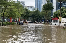Hà Nội: Vẫn còn nhiều điểm ngập sâu, giao thông khó khăn