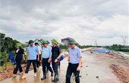 Hà Nội: Kịp thời hỗ trợ cho người dân bị cô lập do ngập lụt ở Trung Giã