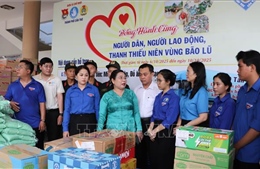 Chuyến xe nghĩa tình chở 20 tấn hàng hóa đến với bà con vùng lũ