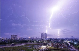 Sét đánh xuống Hà Nội là do dông mạnh