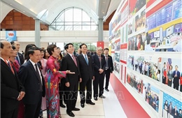 Chủ tịch nước tham quan triển lãm ảnh của TTXVN tại Đại hội đại biểu Đảng bộ Chính phủ lần thứ nhất
