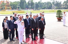 Chủ tịch Quốc hội Hungary Kover Laszlo vào Lăng viếng Chủ tịch Hồ Chí Minh 