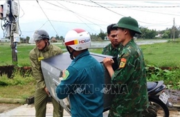 Bộ đội Biên phòng giúp người dân vùng trũng, thấp chằng chống, di chuyển tài sản