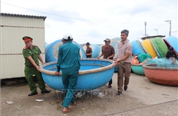 Ngư dân Quảng Ngãi khẩn trương đưa tàu thuyền lên bờ tránh bão