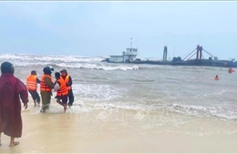 Đưa các thuyền viên trên tàu gặp nạn vào bờ an toàn