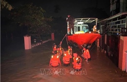 Lực lượng vũ trang Đà Nẵng xuyên đêm vượt lũ hỗ trợ nhân dân vùng ngập sâu