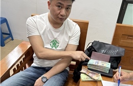 Bắt giữ hai người nước ngoài vận chuyển gần 500 triệu đồng qua cửa khẩu